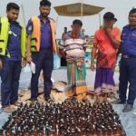 নড়িয়ায় পদ্মায় ৩০৫ বোতল ভারতীয় হুইস্কিসহ দুইজন আটক: বাল্কহেড জব্দ 