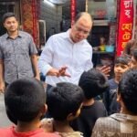 গাড়ি দেখলেই সালাম দেওয়া পথশিশুদের খাওয়ালেন প্রধানমন্ত্রী