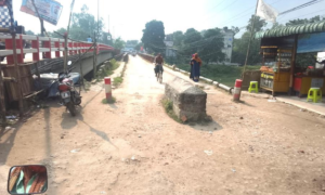 ফুলবাড়ী ছোট যমুনা নদীর উপর নির্মিত ব্রীজটি সংস্কার না করাই নষ্ট হয়ে যাচ্ছে॥