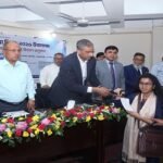 ঢাবিতে ১৬০ দৃষ্টি প্রতিবন্ধী ব্যক্তিকে সাদা ছড়ি ও আর্থিক সহায়তা প্রদান