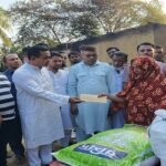 মাটিরাঙ্গায় অগ্নিকাণ্ডে ক্ষতিগ্রস্ত বিধবার পাশে উপজেলা বিএনপি।
