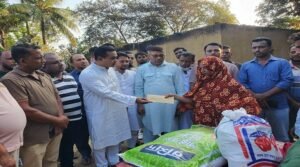 মাটিরাঙ্গায় অগ্নিকাণ্ডে ক্ষতিগ্রস্ত বিধবার পাশে উপজেলা বিএনপি।